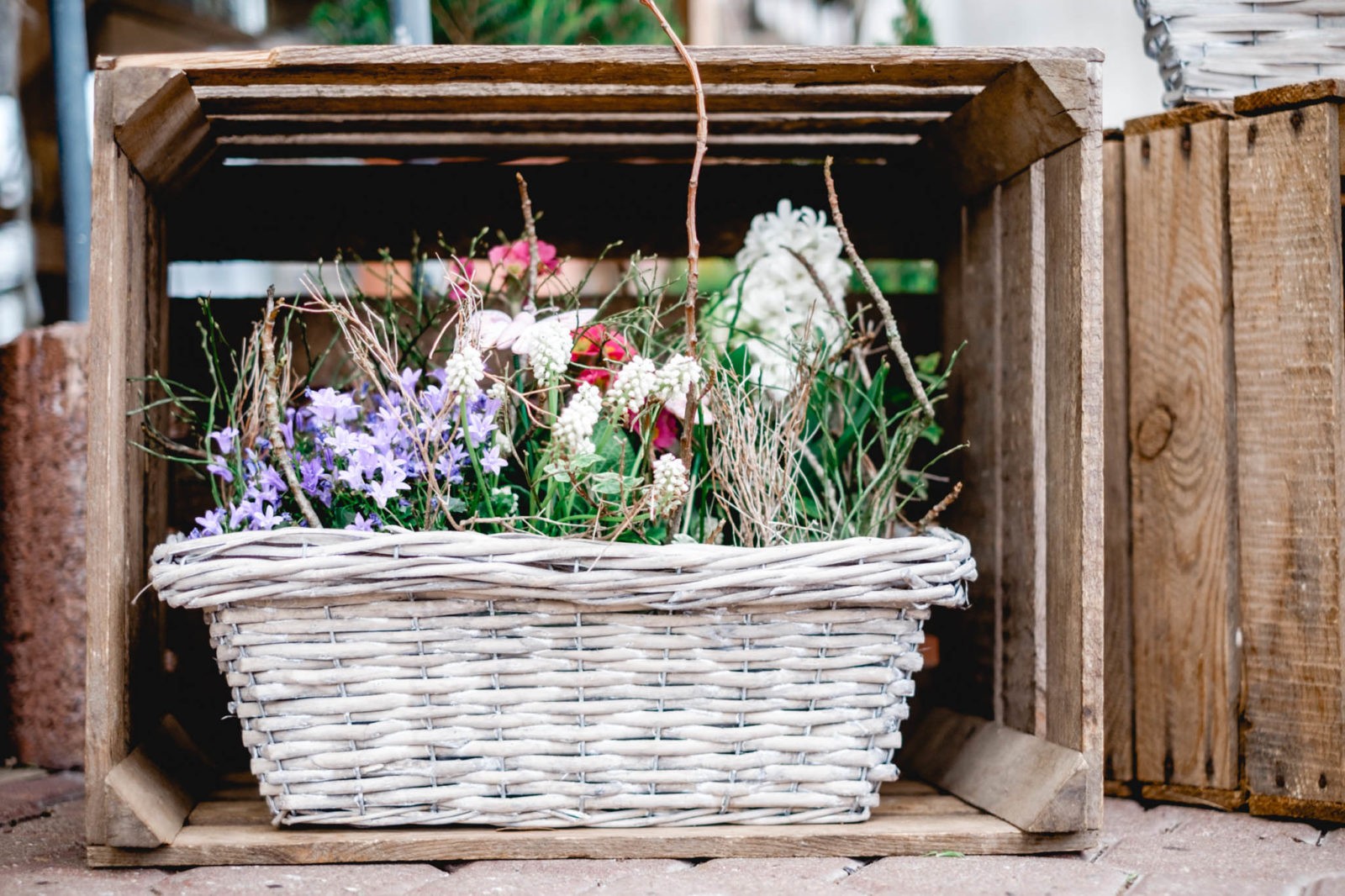 Blumendeko im Korb