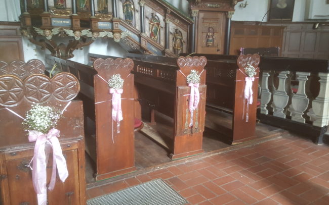 Hochzeits Blumendeko in der Kirche