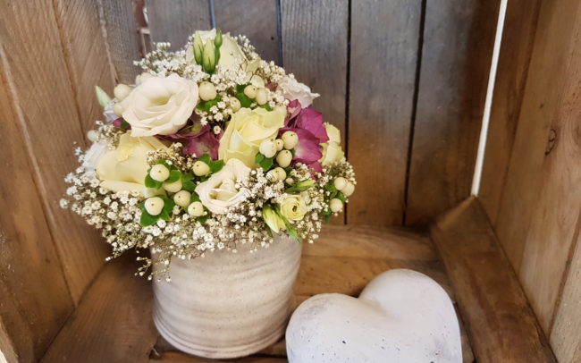 Brautstrauss in einer Vase mit Herz