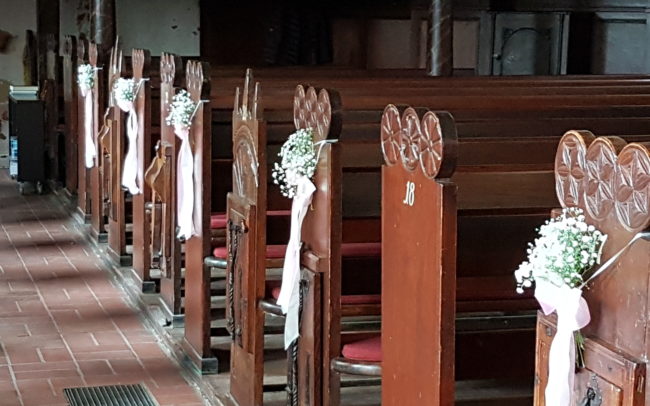Hochzeit Blumendeko für die Kirchenbänke