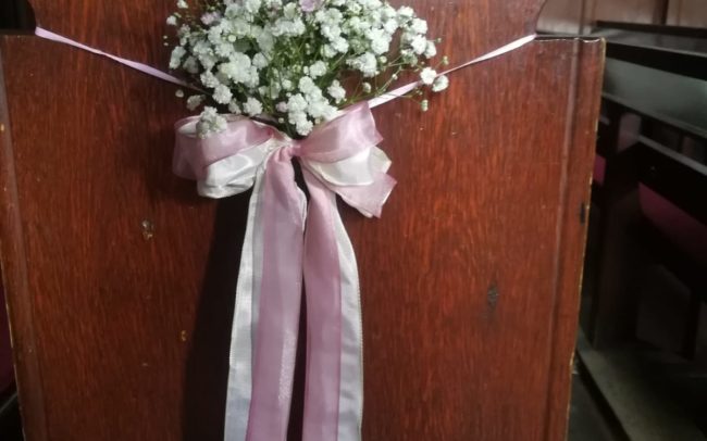 Blumenschmuck an der Kirchenbank