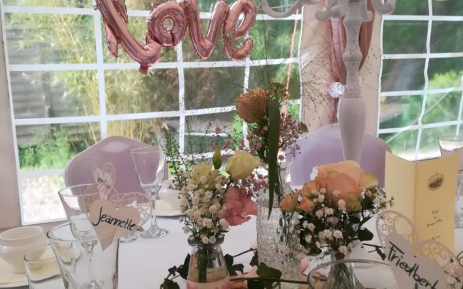 Hochzeit Blumendeko auf dem Tisch Love