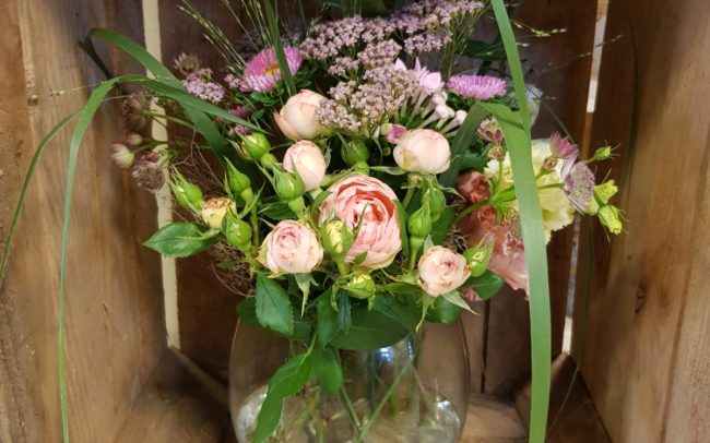 Brautstrauss in Vase mit Herz