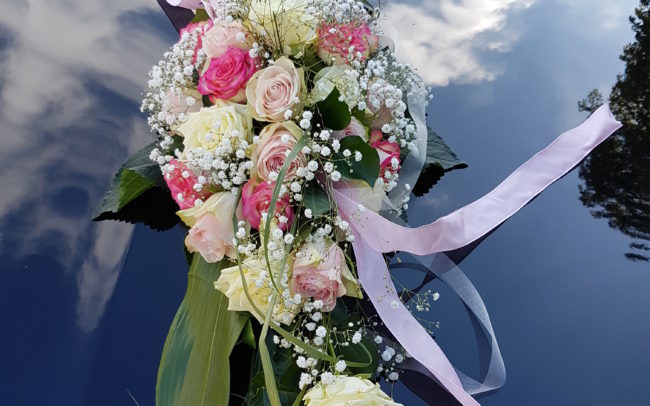 Hochzeits Blumendeko auf dem Auto