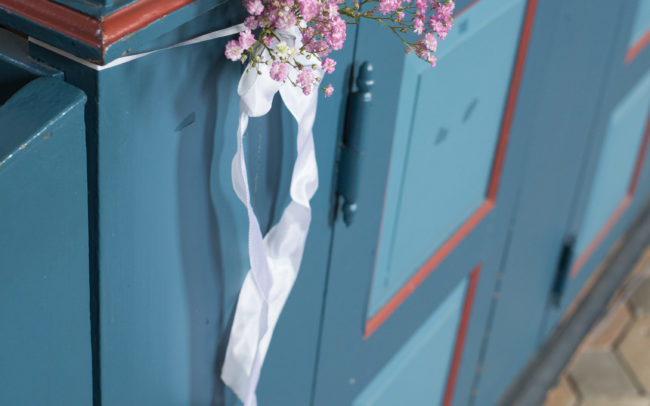 Blumendeko in der Kirche