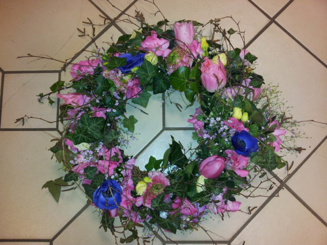 Trauerkranz auf dem Boden